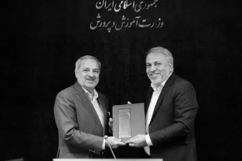 خائن یا بی‌دانش؟ وزیر آموزش و پرورش در پتروشیمی مروارید