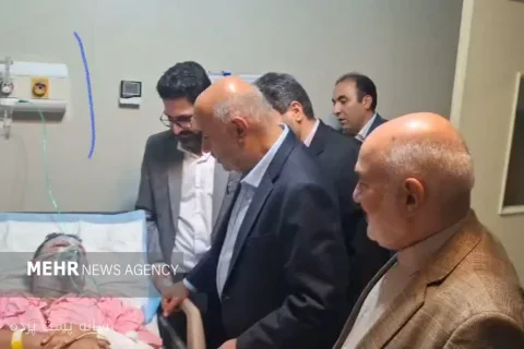سید محمدرضا موالی زاده از کارگران آسیب دیده پالایشگاه آبادان عیادت کرد