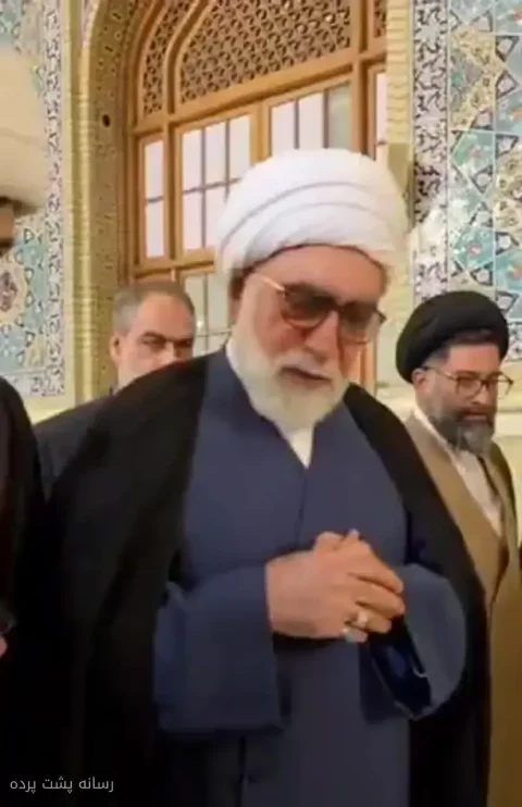 رهبر انقلاب در مراسم تدفین رهبر شهید در مشهد حضور یافتند