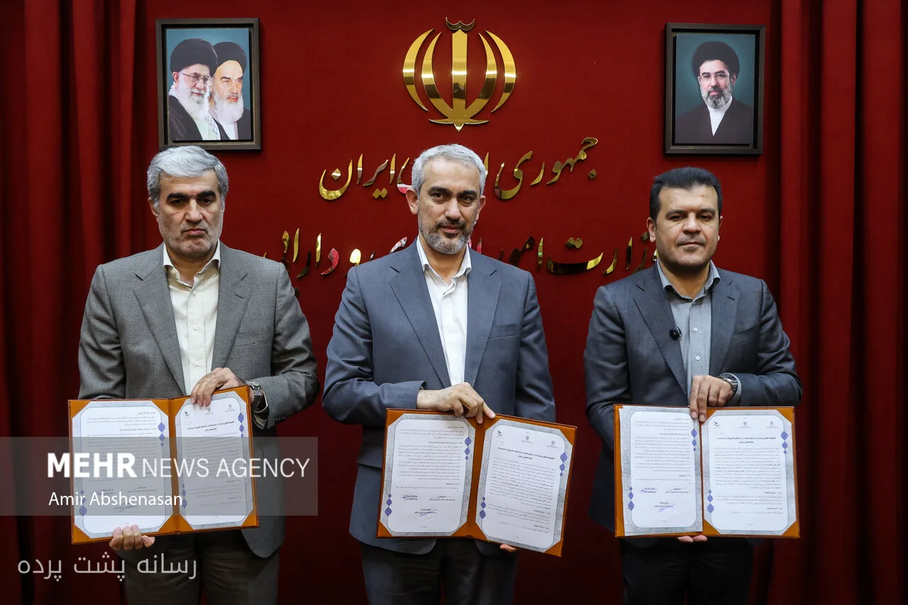 حسین افشین و سیدعلی مدنی‌زاده در مراسم امضای تفاهم‌نامه بازسازی مراکز دانشگاهی